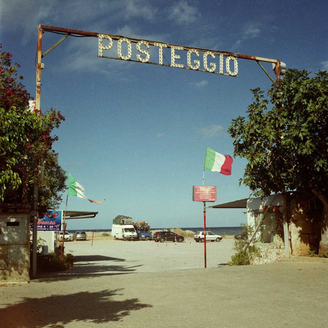 FOTO PRODOTTI CON BANDE BIANCHE-2 Parcheggio sul lungomare di Romagnolo di Antonino Costa - immagine 1