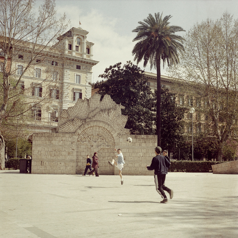 Ragazzini giocano a pallone in piazza Vittorio, Roma, 2002 Ragazzini giocano a pallone in piazza Vittorio di Antonino Costa - immagine 1